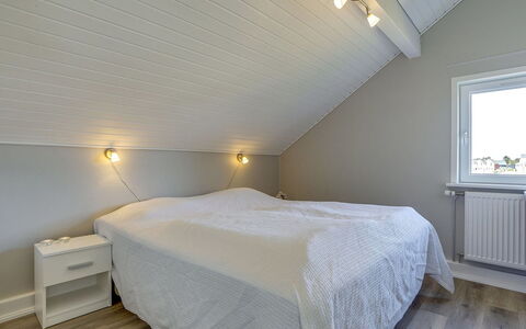 Anouk - 1.7Km from the Sea: Habitación, Techo, Madera, Piso, Suelo, Diseño De Interiores, Cama, Lecho, Sábana, Encendiendo