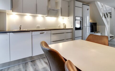 Anouk - 1.7Km from the Sea: Piso, Diseño De Interiores, Mueble, Mostrador, Cocina, Techo, Madera, Suelo, Lámpara, Gabinetes