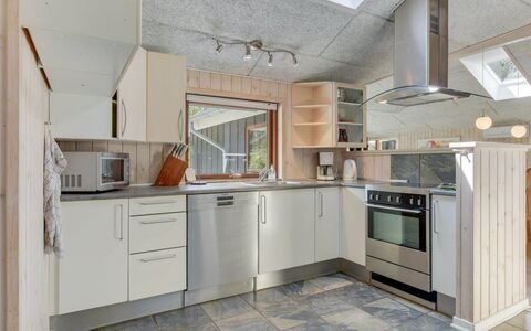 Jonas - 2.4Km from the Sea: Cocina, Aparato De Cocina, Mostrador, Electrodoméstico, Madera, Techo, Diseño De Interiores, Piso, Gabinetes, Encendiendo