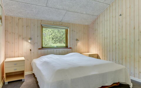 Jonas - 2.4Km from the Sea: Diseño De Interiores, Madera, Piso, Techo, Habitación, Suelo, Habitación, Cama, Sábana, Lecho