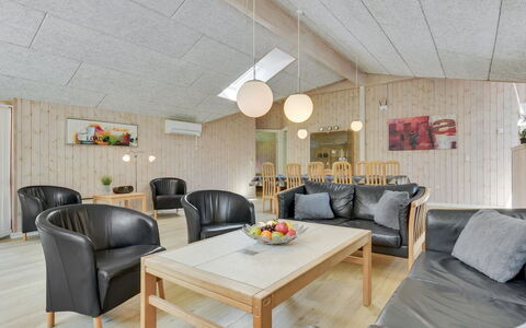 Jonas - 2.4Km from the Sea: Mueble, Diseño De Interiores, Madera, Techo, Piso, Suelo, Lámpara, Habitación, Sofá, Sala