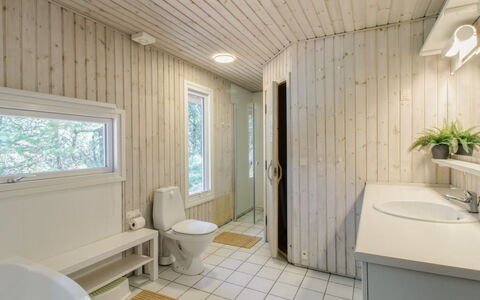 Karri - 1.1Km from the Sea: Piso, Pared, Madera, Suelo, Diseño De Interiores, Techo, Arreglo De Tubería, Baño, Casa, Lavabo