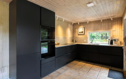 Karri - 1.1Km from the Sea: Piso, Cocina, Suelos De Madera, Madera, Suelo, Diseño De Interiores, Mostrador, Gabinetes, Aparato De Cocina, Techo