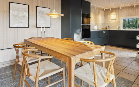 Karri - 1.1Km from the Sea: Mueble, Piso, Suelos De Madera, Diseño De Interiores, Suelo, Madera, Mesa, Cocina Y Comedor Mesa, Comedor, Silla