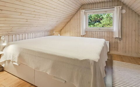 Karri - 1.1Km from the Sea: Habitación, Madera, Cama, Piso, Suelo, Diseño De Interiores, Techo, Sábana, Mueble, Lecho