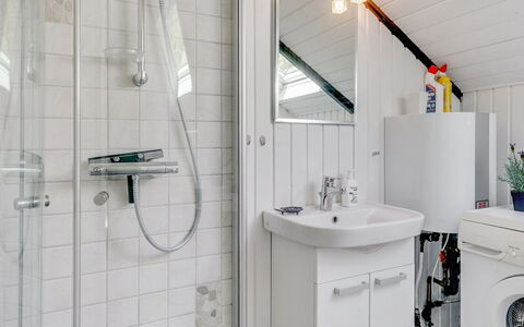 Lenia - 1Km from the Sea: Arreglo De Tubería, Diseño De Interiores, Piso, Baño, Lavabo, Suelo, Grifo, Plomería, Techo, Lavabo Del Baño