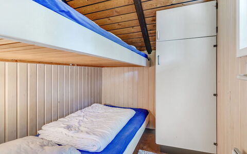 Lenia - 1Km from the Sea: Madera, Piso, Suelo, Diseño De Interiores, Techo, Habitación, Cama, Habitación, Manchas De Madera, Litera