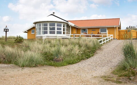 Thrond - 200M from the Sea: Casa, Casa, Techo, Barrio Residencial, Cabaña, Inmuebles, Casa De Campo, Césped, Paisajismo, Vía Muerta