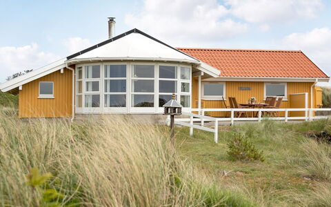 Thrond - 200M from the Sea: Casa, Casa, Techo, Barrio Residencial, Cabaña, Inmuebles, Casa De Campo, Césped, Paisajismo, Vía Muerta