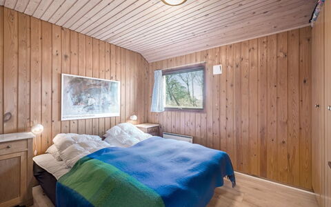 Tove - 1.5Km from the Sea: Habitación, Cama, Madera, Diseño De Interiores, Techo, Sábana, Lecho, Suelo, Habitación, Piso