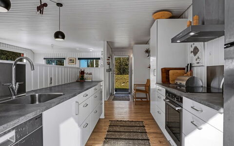 Tove - 1.5Km from the Sea: Cocina, Madera, Mostrador, Piso, Electrodoméstico, Aparato De Cocina, Diseño De Interiores, Techo, Gabinetes, Suelo