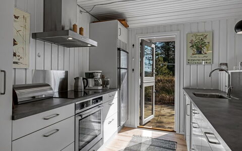 Tove - 1.5Km from the Sea: Madera, Cocina, Aparato De Cocina, Mostrador, Electrodoméstico, Piso, Casa, Gabinetes, Electrodoméstico
