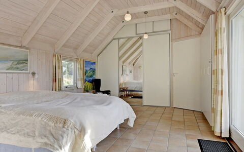 Ansine - 1.2Km from the Sea: Piso, Madera, Suelo, Techo, Diseño De Interiores, Habitación, Cama, Mueble, Habitación, Suelos De Madera