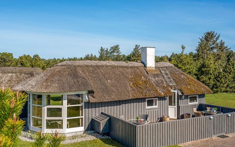 Ansine - 1.2Km from the Sea: Cabaña, Cobertizo, \Choza, Casa De Campo, Pradera, Choza, Granero, Cuarto De Troncos, Edificios Del Jardín
