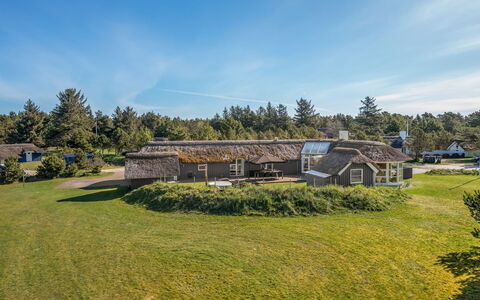 Ansine - 1.2Km from the Sea: Cabaña, Cobertizo, \Choza, Casa De Campo, Pradera, Choza, Granero, Cuarto De Troncos, Edificios Del Jardín