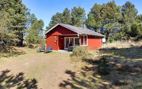 Aulikki - 900M from the Sea: Hierba, Casa, Techo, Casa, Cabaña, Arbusto, El Terreno Del Lote, Área Rural, Casa De Campo, Cobertura Del Suelo