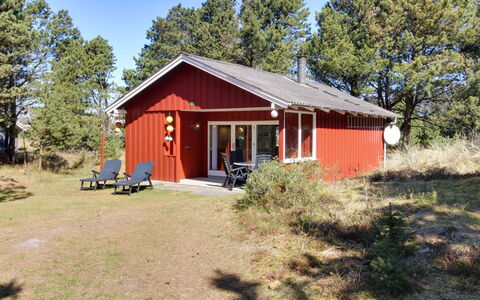 Aulikki - 900M from the Sea: Hierba, Casa, Techo, Casa, Cabaña, Arbusto, El Terreno Del Lote, Área Rural, Casa De Campo, Cobertura Del Suelo