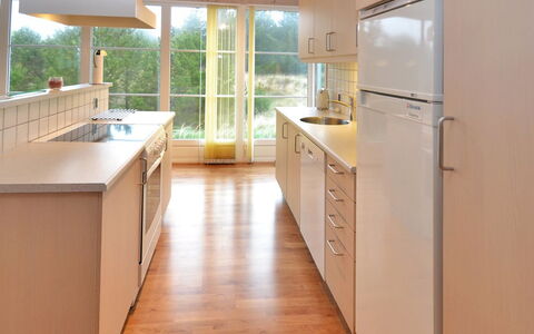 Juste - 2.2Km from the Sea: Cocina, Piso, Mostrador, Diseño De Interiores, Suelo, Madera, Gabinetes, Suelos De Madera, Aparato De Cocina, Fregadero