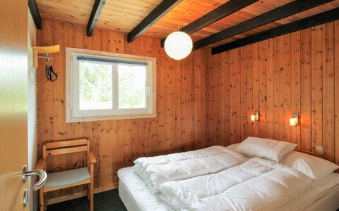 Juste - 2.2Km from the Sea: Madera, Habitación, Cama, Diseño De Interiores, Piso, Suelo, Sábana, Techo, Lecho, Marco De La Cama