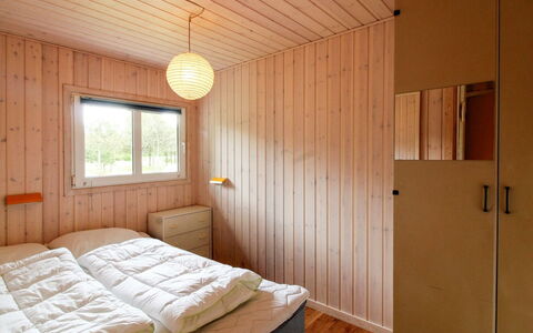 Juste - 2.2Km from the Sea: Habitación, Pared, Cama, Madera, Diseño De Interiores, Techo, Sábana, Suelo, Piso, Lecho