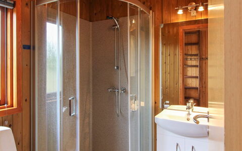 Juste - 2.2Km from the Sea: Pared, Arreglo De Tubería, Madera, Piso, Suelo, Diseño De Interiores, Baño, Lavabo Del Baño, Plomería, Habitación