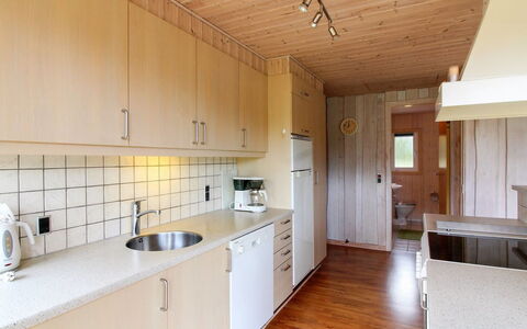 Juste - 2.2Km from the Sea: Cocina, Mostrador, Piso, Diseño De Interiores, Suelo, Madera, Lavabo, Aparato De Cocina, Arreglo De Tubería, Gabinetes