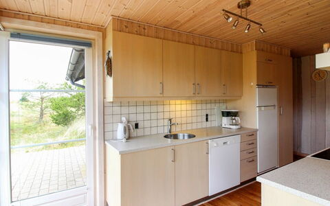 Juste - 2.2Km from the Sea: Madera, Cocina, Piso, Suelo, Mostrador, Gabinetes, Diseño De Interiores, Casa, Fregadero, Manchas De Madera