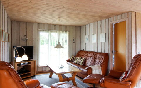Juste - 2.2Km from the Sea: Mueble, Diseño De Interiores, Piso, Madera, Suelo, Techo, Sala, Sofá, Lámpara, Habitación
