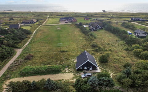 Tinemarie - 200M from the Sea: Hierba, Casa, Techo, Casa, Cabaña, Arbusto, El Terreno Del Lote, Área Rural, Casa De Campo, Cobertura Del Suelo