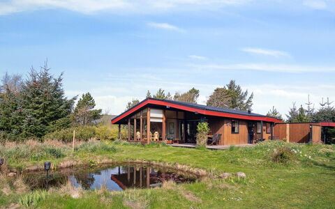 Sune - 500M from the Sea: Techo, Casa, Casa, Cabaña, Vía Muerta, Inmuebles, Entrada De Coches, Edificios Del Jardín, Yarda, Cobertizo