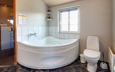 Karlina - 100M from the Sea: Piso, Arreglo De Tubería, Suelo, Diseño De Interiores, Bañera, Baño, Techo, Plomería, Habitación, Grifo