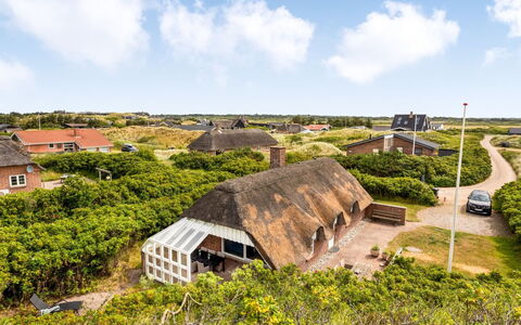 Pia - 400M from the Sea: Azul, Arbusto, Cabaña, Cobertura Del Suelo, Jardín, Inmuebles, Sombra, Paisajismo, Casa De Campo, Eco Hotel