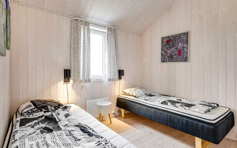 Mara - from the Sea: Habitación, Madera, Cama, Suelo, Sábana, Lecho, Piso, Techo, Diseño De Interiores, Casa