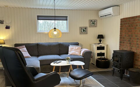 Sanni - 1.6Km from the Sea: Mueble, Piso, Sala, Diseño De Interiores, Sofá, Suelo, Casa, Habitación