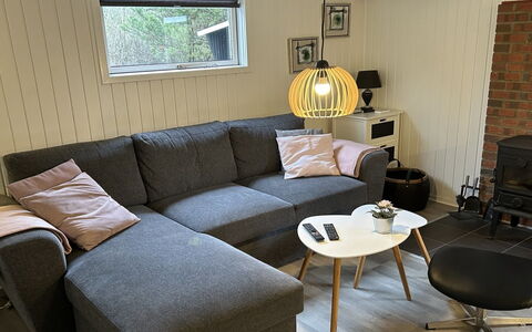 Sanni - 1.6Km from the Sea: Mueble, Piso, Suelo, Diseño De Interiores, Sofá, Sala, Suelos De Madera, Habitación, Almohada