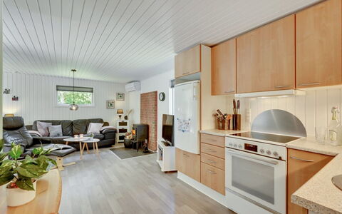 Sanni - 1.6Km from the Sea: Diseño De Interiores, Mueble, Piso, Madera, Techo, Lámpara, Suelo, Cocina, Suelos De Madera, Habitación