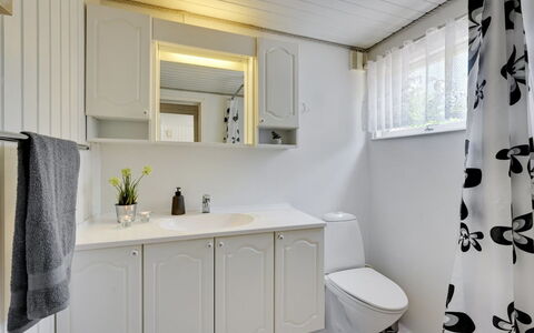 Sanni - 1.6Km from the Sea: Arreglo De Tubería, Mueble De Baño, Lavabo, Diseño De Interiores, Baño, Piso, Lavabo Del Baño, Grifo, Suelo, Plomería