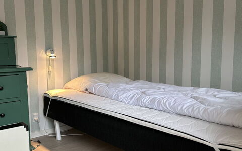 Sanni - 1.6Km from the Sea: Habitación, Diseño De Interiores, Mueble, Suelo, Sábana, Lecho, Linos, Cama, Marco De La Cama, Almohada