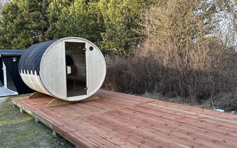 Sanni - 1.6Km from the Sea: Mueble, Mueble Para Exteriores, Vajilla, Mesa, Drinkware, Silla, Mesa Al Aire Libre, Comida, Botella