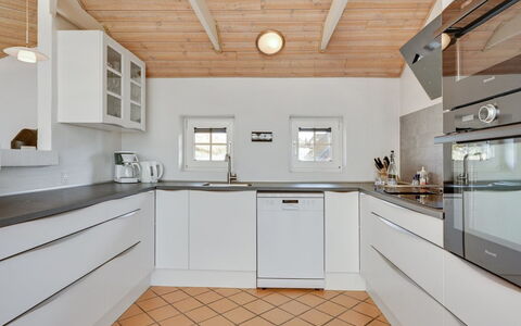 Hinrich - 300M from the Sea: Cocina, Mostrador, Piso, Diseño De Interiores, Madera, Gabinetes, Techo, Suelo, Aparato De Cocina, Electrodoméstico