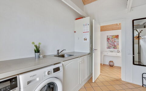 Hinrich - 300M from the Sea: Piso, Diseño De Interiores, Suelo, Electrodoméstico, Lavadora, Techo, Cocina, Mostrador, Habitación, Arreglo De Tubería
