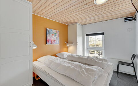 Hinrich - 300M from the Sea: Habitación, Cama, Marco De La Cama, Sábana, Techo, Lecho, Manchas De Madera, Madera Dura, Hotel, Almohada