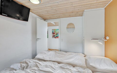 Hinrich - 300M from the Sea: Diseño De Interiores, Habitación, Pared, Cama, Piso, Suelo, Madera, Techo, Sábana, Mueble