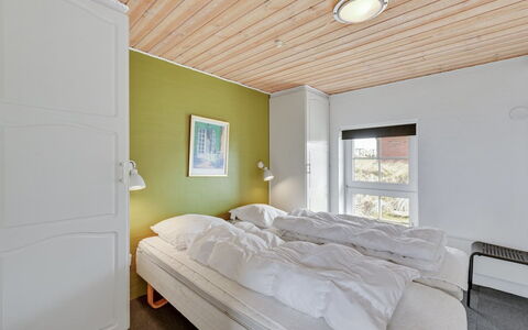 Hinrich - 300M from the Sea: Diseño De Interiores, Pared, Habitación, Techo, Cama, Madera, Piso, Suelo, Sábana, Habitación