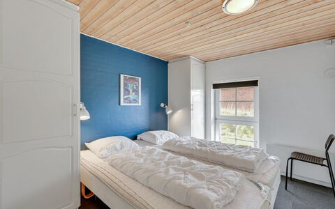 Hinrich - 300M from the Sea: Pared, Habitación, Madera, Techo, Diseño De Interiores, Cama, Sábana, Lecho, Suelo, Marco De La Cama