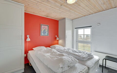 Hinrich - 300M from the Sea: Habitación, Cama, Marco De La Cama, Techo, Sábana, Lecho, Pintar, La Luz Del Día, Colchón, Almohada