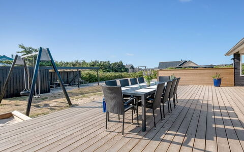Hillevi - 200M from the Sea: Mueble, Diseño De Interiores, Silla, Piso, Mesa, Recurso, Suelo, Techo, Habitación, Eco Hotel