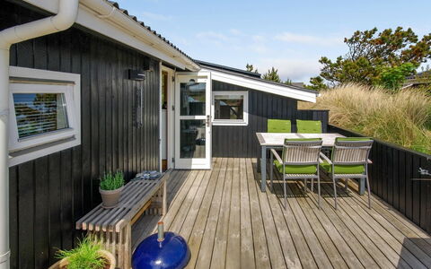 Julan - 600M from the Sea: Casa, Cabaña, Porche, Madera Dura, Vía Muerta, Cubierta, Sombra, Tablón, Inmuebles, Edificios Del Jardín