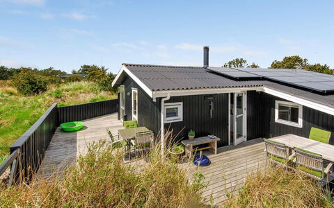 Julan - 600M from the Sea: Casa, Cabaña, Porche, Madera Dura, Vía Muerta, Cubierta, Sombra, Tablón, Inmuebles, Edificios Del Jardín