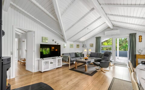 Penka - 550M to the Fjord: Techo, Diseño De Interiores, Piso, Suelo, Suelos De Madera, Sala, Cabaña, Madera Dura, Sofá, Suelo Laminado